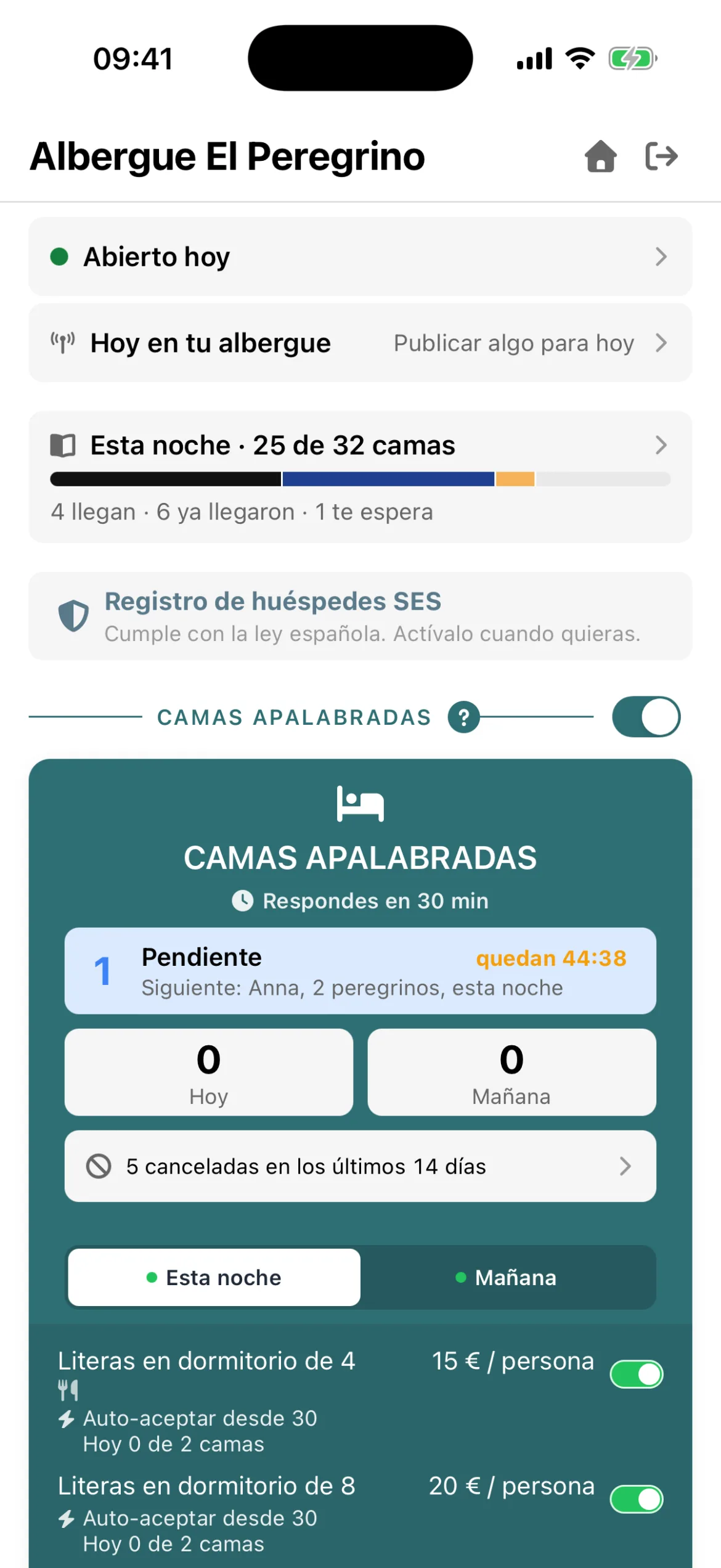 Hospitalero, el panel de tu alojamiento: Abierto hoy, Hoy en tu albergue, el libro con 25 de 32 camas esta noche, SES Hospedajes y la tarjeta Camas apalabradas con una petición pendiente. Datos de prueba.